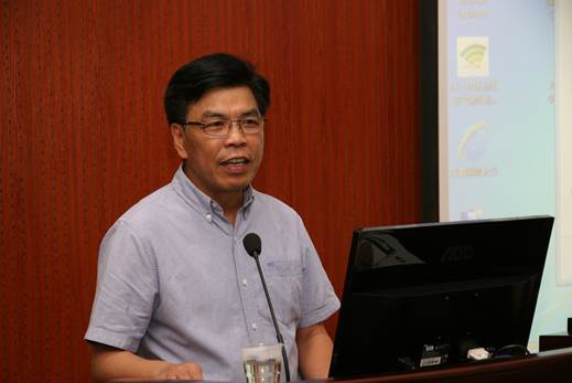 中国科学院地球化学研究所所长胡瑞忠研究员致欢迎词